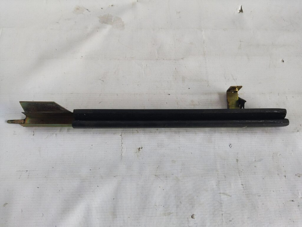 направляющая стекла правой двери б/у